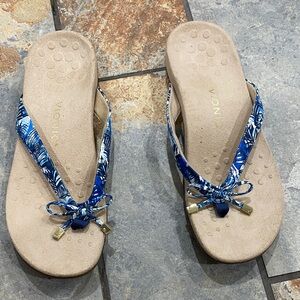 Vionic Blue and White Patterned Women's Sandals.   Sz 10